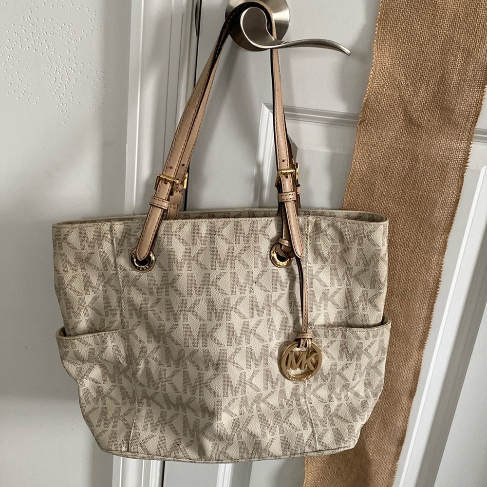 Medium size Michael Kors bag with middle zipper compartment